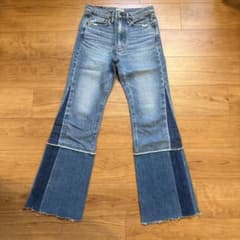 切り替えデザイン ブーツカットデニム フレアパンツのサムネイル
