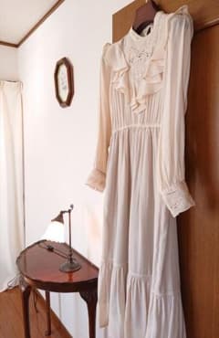 【るる様専用10/10まで】カットレースが美しいワンピースのサムネイル