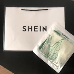 SHEIN 紙袋とスカーフのサムネイル