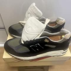 New Balance 990v2 M990TE2 sneakers with shoe trees included.