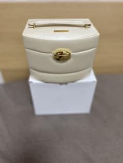 ジュエリーボックスと手鏡のサムネイル