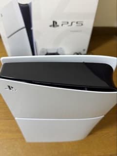 PlayStation 5 本体 + ゲーム2本付き　CFI-2000A01のサムネイル