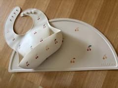 【りよま様専用】mushie チェリー柄シリコンお食事エプロン&お食事マットのサムネイル