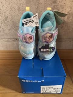 纱様専用　新品⭐︎訳あり⭐︎アナ雪　光るスニーカー 水色　16cmとエルサワンピのサムネイル