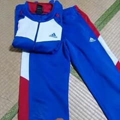 adidasのジャージ上下セットのサムネイル
