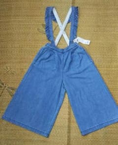 【訳あり新品】GU フリルサスペンダー付きワイドパンツ ライトブルー 150のサムネイル