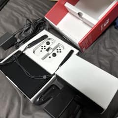 Nintendo Switch 有機ELモデル 本体　持ち運び用ケース付きのサムネイル
