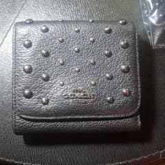 COACH スタッズ 三つ折り財布 ブラックのサムネイル