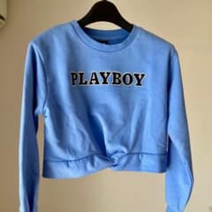 PLAYBOY ライトブルー クロップド丈 スウェット トレーナーのサムネイル