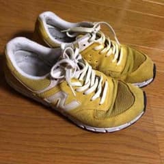ニューバランススニーカーのサムネイル