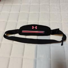 Under Armour ボディバッグ・ウエストポーチ 黒/ピンクのサムネイル