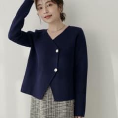 natural couture 【WEB限定】ゴールド釦Vネックプルオーバーのサムネイル