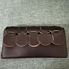 黒い長財布 立体的な円形パターン - メルカリ
