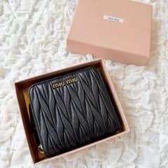 【正規品】miu miu 黒 二つ折り財布 箱付きのサムネイル