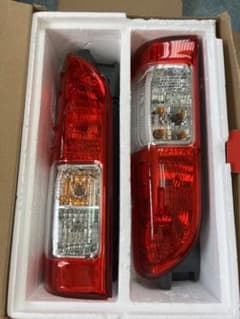 ファントム様専用　　ハイエース 純正テールランプ　新車外し倉庫保管のサムネイル