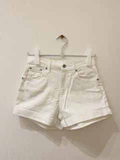 Levi’s’  ホワイトの短パンのサムネイル