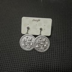 【新品】gargle シルバーカラー アリスコイン風 イヤリングのサムネイル