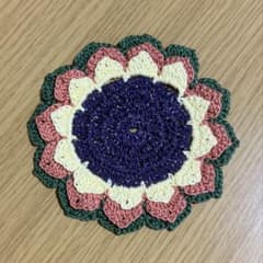 義母のかぎ針編み お花のレトロコースター 渋め緑×茶色×うす黄色 中央ラメ紫のサムネイル
