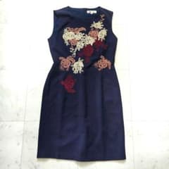 アマルフィー　AMARPHIE花柄ノースリーブひざ丈ワンピース アマルフィAMARPHIE 花刺繍 膝丈ワンピース 光沢 - メルカリ