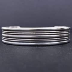 NAVAJO OLD USA製 MichaelTahe シルバーワイヤーバングル NAVAJO OLD USA製 MichaelTahe シルバーワイヤーバングル - メルカリ