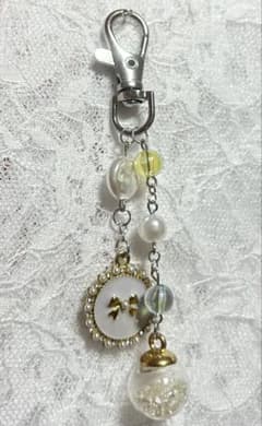 リボンとガラスドームのチャーム キーホルダーのサムネイル