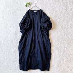 emmi ゆったり ロングワンピース 袖バルーン コクーン　ボリューム　Ｖネック emmi ゆったり ロングワンピース 袖バルーン コクーン ボリューム V