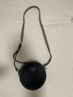 GUESS 円形バッグ 黒のサムネイル