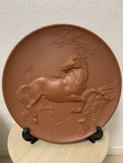 馬の浮彫りと墨絵の陶器皿セット 馬の浮彫りと墨絵の陶器皿セット - メルカリ
