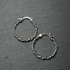 シルバー925 Silver ツイストワイドフープピアス/軽研磨仕上げ/両耳 シルバー925 silver ツイストフープピアス/軽研磨仕上げ/両耳 - メルカリ