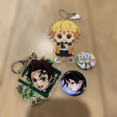 Demon Slayer: Kimetsu no Yaiba Acrylic Keychain and Can Badge Set