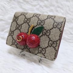 美品✨グッチ◇チェリーモチーフ二つ折り財布 スプリームPVC赤レザー