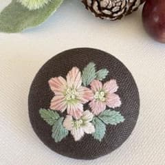 くるみボタン刺繍ブローチ （ヘアゴム ）ハンドメイドのサムネイル