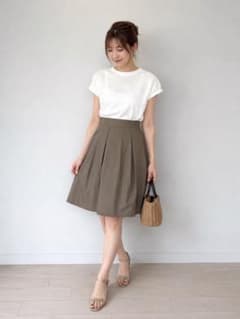 SALE♥️【美品】バーニーズニューヨーク タックフレアスカート 36 ひざ丈のサムネイル