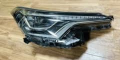 トヨタ　C-HR ヘッドライト　ユニット　右側　KOITO10-111のサムネイル