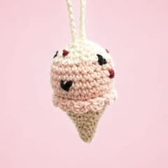 ハンドメイド かぎ針編み アイスクリーム チャーム バッグチャーム いちごのサムネイル