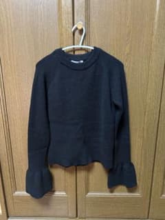 黒 フレア袖 ニットセーター