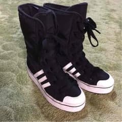 adidasなかモコモコブーツ？のサムネイル