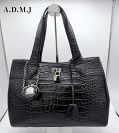 A.D.M.J. クロコ型押し ハンドバッグ ブラック がま口チャーム 鍵付き A.D.M.J. クロコ型押し ハンドバッグ ブラック がま口チャーム 鍵付き