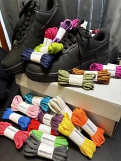 【新品】【人気】Nike Air Force 1 Low 黒　靴紐一色プレゼントのサムネイル