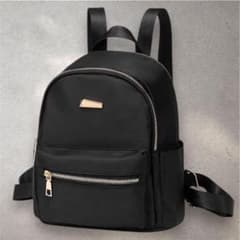 新品　ナイロンリュック ブラック　黒　防水　ゴールド金具　コンパクト