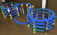 プラレール線路 ぐるぐるツインタワーレイアウト - メルカリ