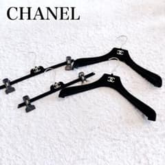 ハワイ様 CHANEL ロゴ入りハンガー 4本セット - メルカリ