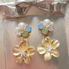 ビジューピアスorイヤリングのサムネイル