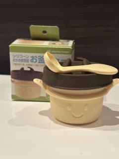 シリコン製離乳食容器とスプーンセットのサムネイル