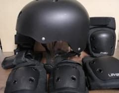 ヘルメットとプロテクターセット（キッズサイズ）のサムネイル