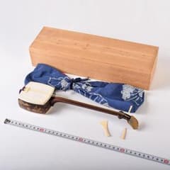 和楽器 ミニチュア 山水人物蒔絵 三味線 置物 バチ付 時代箱付 M R8262