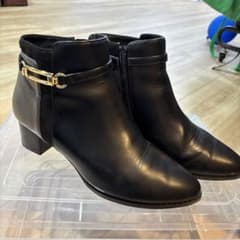 NUOVO ABC-MART ベルト付きスエードショートブーツ 黒 23.5cmのサムネイル