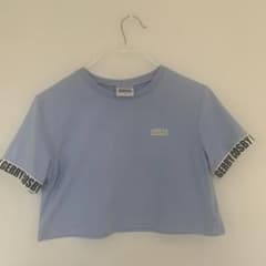GERRY COSBY ライトブルー クロップドTシャツ 150のサムネイル