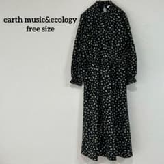 【earth music&ecology】 小花柄ロングワンピース 黒 Fのサムネイル