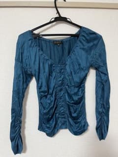 個性　青いブラウス的な服のサムネイル